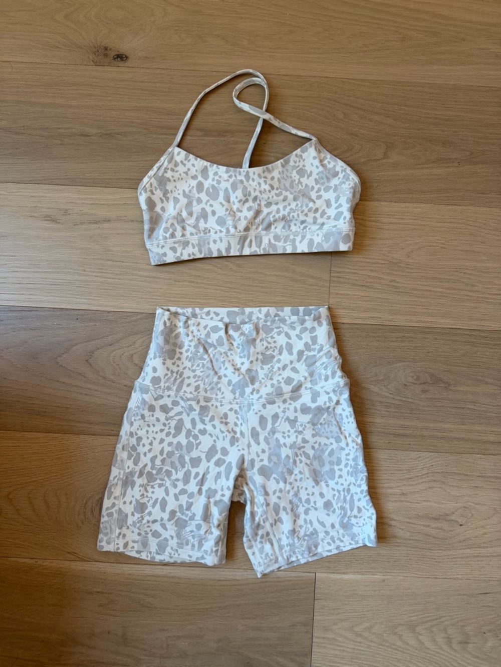 Lululemon align 6” shorts (size 4) and flow y bra nulu (size 6)